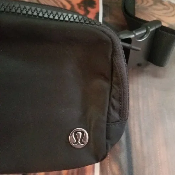Lululemon Everywhere Belt Bag Waist Fanny pack  Color Black Unisex - Picture 4 of 6